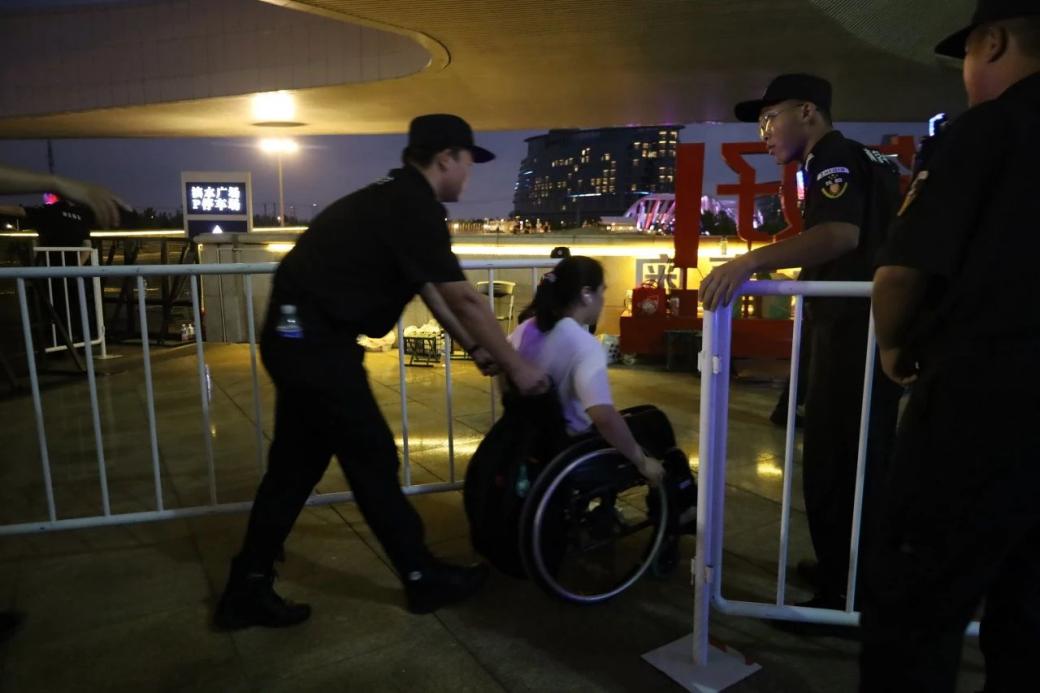 C:/Users/Administrator/Desktop/臺風(fēng)“貝碧嘉”來襲，南京保安積極應(yīng)對，“守”護(hù)萬家團(tuán)圓！/13.jpg13