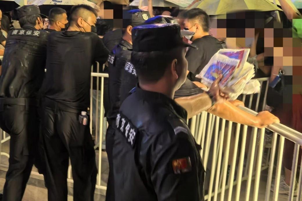 C:/Users/Administrator/Desktop/臺風(fēng)“貝碧嘉”來襲，南京保安積極應(yīng)對，“守”護(hù)萬家團(tuán)圓！/11.jpg11