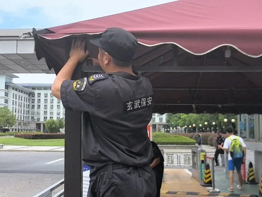 C:/Users/Administrator/Desktop/臺風(fēng)“貝碧嘉”來襲，南京保安積極應(yīng)對，“守”護(hù)萬家團(tuán)圓！/6.jpg6