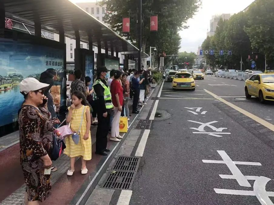 C:/Users/Administrator/Desktop/臺風(fēng)“貝碧嘉”來襲，南京保安積極應(yīng)對，“守”護(hù)萬家團(tuán)圓！/2.jpg2