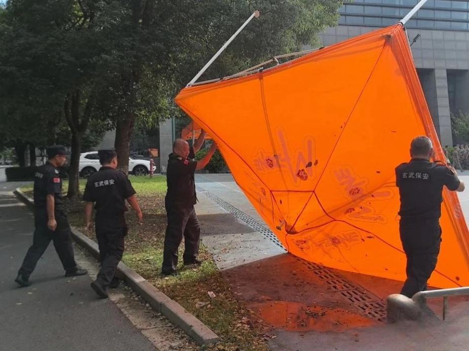 C:/Users/Administrator/Desktop/臺風(fēng)“貝碧嘉”來襲，南京保安積極應(yīng)對，“守”護(hù)萬家團(tuán)圓！/3.jpg3