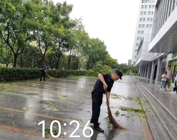 C:/Users/BA/Desktop/風(fēng)雨過(guò)后南京保安迅速行動(dòng)，恢復(fù)安“寧”面貌/5.jpg5