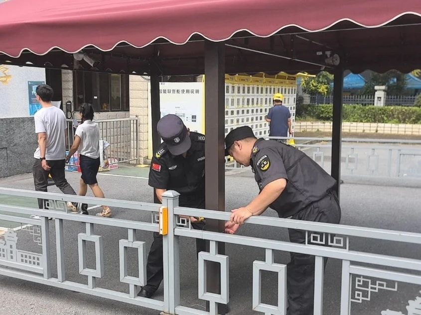 C:/Users/Administrator/Desktop/臺風(fēng)“貝碧嘉”來襲，南京保安積極應(yīng)對，“守”護(hù)萬家團(tuán)圓！/4.jpg4