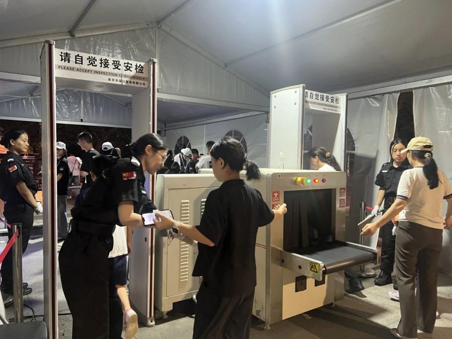 C:/Users/Administrator/Desktop/臺風(fēng)“貝碧嘉”來襲，南京保安積極應(yīng)對，“守”護(hù)萬家團(tuán)圓！/9.jpg9