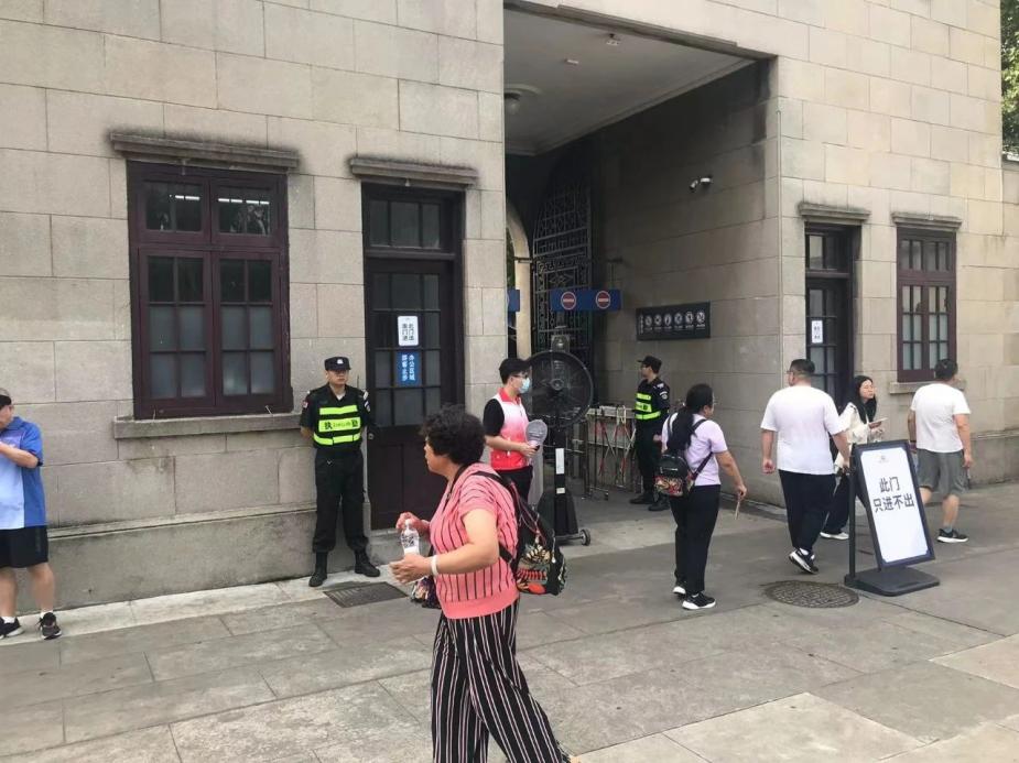 C:/Users/Administrator/Desktop/臺風(fēng)“貝碧嘉”來襲，南京保安積極應(yīng)對，“守”護(hù)萬家團(tuán)圓！/8.jpg8