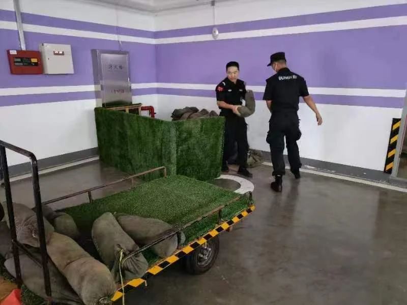 C:/Users/Administrator/Desktop/臺風(fēng)“貝碧嘉”來襲，南京保安積極應(yīng)對，“守”護(hù)萬家團(tuán)圓！/5.jpg5